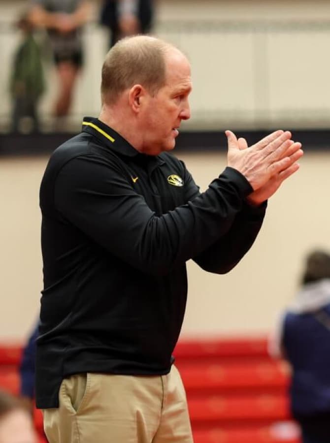 Briansmith-clapping-during-a-sports-event